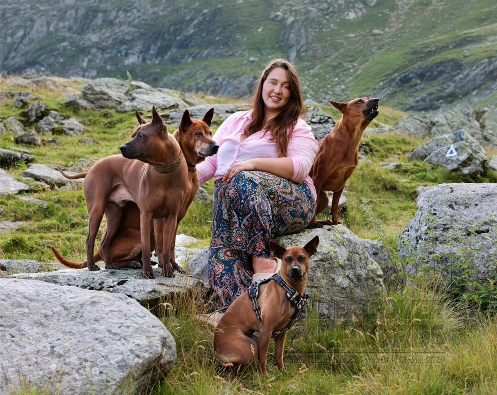 Leonie with Thai Ridgebacks in the Transfăgărășan mountains